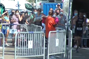 Nhà vô địch trả huy chương cho chính chủ