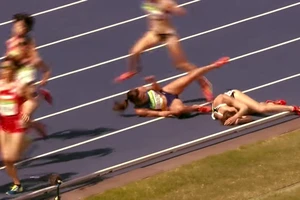 Nhà vô địch sau cú ngã xây xẩm mặt mày