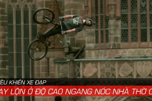 Kỷ lục bay cùng xe đạp cao ngang nóc nhà thờ cổ