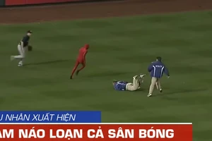 Siêu nhân đột nhiên xuất hiện gây náo loạn sân