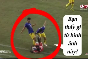 Bỏ bóng đá người, HLV lao vào sân và trọng tài nhu nhược 