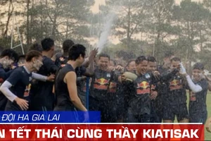 Toàn đội HA Gia Lai vui tết Thái, té nước cùng thầy Kiatisak
