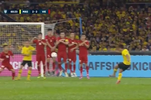 Cầu thủ Malaysia phá lưới Văn Lâm đòi lật ngôi đầu của VN