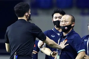 Nhận thẻ vàng thứ 2, thầy Park mất quyền chỉ đạo trận VN – UAE