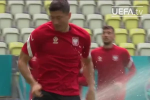 Ngôi sao Lewandowski tránh... nước được nhưng Ba Lan không tránh được trận thua