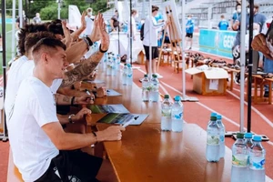 Các tuyển thủ Đức ký mỏi tay khi giao lưu với fan trong mùa dịch