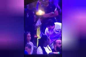 Pháp thua, cha mẹ cầu thủ chửi rủa nhau trên khán đài