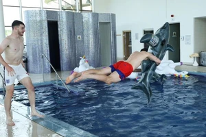 Dàn trai đẹp tuyển Anh thoải mái khoe body chờ đá bán kết