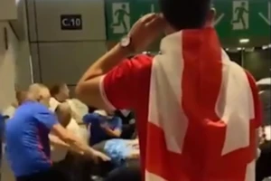 Wembley lộn xộn ‘vé lậu’ vỡ sân và để hooligan đàn áp CĐV Ý