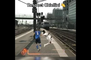 Fan Anh: Đá lại; fan Ý: Chiellini cứu Saka thoát chết!