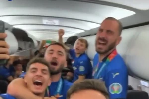 Vô địch Euro, cầu thủ Ý mở hội trên chuyên cơ từ London về Rome