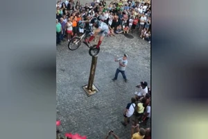 Khó tin với tài leo cột cao chót vót bằng xe đạp