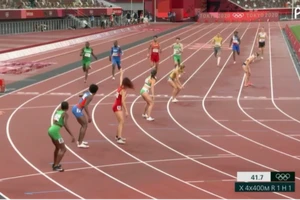 Mỹ mất HCV đau đớn vì VĐV đứng sai chỗ nhận gậy tiếp sức