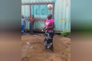 Con gái châu Phi chân đất mặc váy tâng bóng không chê vào đâu được