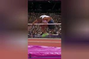 Ngạc nhiên với VĐV khuyết tật nhảy cao bằng một chân