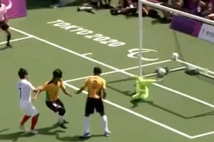 Xem siêu phẩm người khiếm thị đột phá và ghi bàn