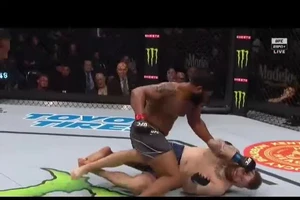 Cú ra đòn ác liệt của ‘Dao cạo’ Blaydes