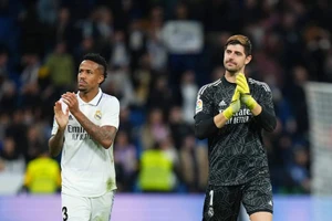 HLV Ancelotti “ném cục xương” cho đồng nghiệp Tedesco?