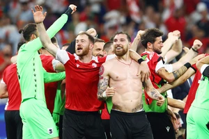 Ngựa ô Gruzia chen vào nhóm hổ báo theo một kịch bản khó tin