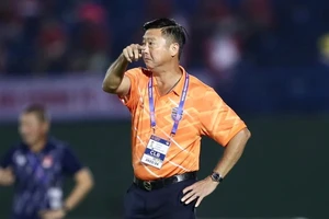 B. Bình Dương khúc mắc gì với HLV Huỳnh Đức mà vội “đổi tài”?