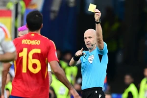 Trọng tài Anthony Taylor lĩnh bao nhiêu và vì sao không được phân công?
