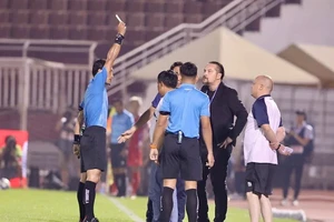 Treo còi trọng tài trận TP.HCM - ĐA. Thanh Hóa, cấm HLV Văn Sỹ Sơn chỉ đạo 2 trận
