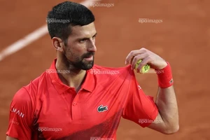 Novak Djokovic tập tễnh tiến vào vòng 3 Roland Garros