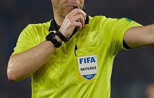 Tranh luận vụ trọng tài FIFA vướng tiêu cực bị sa thải đi làm shipper