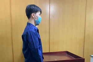 Cướp điện thoại của khách nước ngoài để trừ tiền hóa đơn