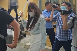 Trang Nemo đến tòa từ sớm, che mặt vào phòng xử