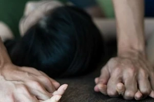 Thuê người đến phục vụ ma túy rồi hiếp dâm, quay clip