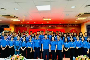 VKSND TP.HCM trao quyết định về công tác cán bộ và tuyển dụng công chức năm 2023