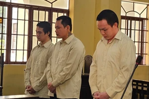 Dùng súng nhựa cướp ngân hàng để cho tiền mẹ chữa bệnh