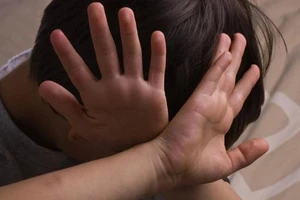TP.HCM: Sắp xét xử vụ bé gái bị người tình của mẹ bạo hành 