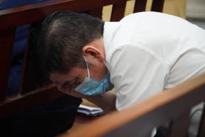 Cựu tổng giám đốc SCB bật khóc tại tòa khi gây hại cho nhiều người