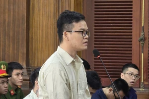 Nhóm nhân viên ghép hình khách hàng vào ảnh bàn thờ để thu hồi nợ 