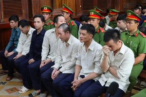 12 bị cáo trong đường dây hút cát lậu trên biển Cồn Ngựa được giảm án