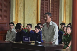 Sơ thẩm lần 2 vụ cựu cán bộ chống buôn lậu đi buôn lậu: 26 bị cáo đều bị đề nghị án tù giam