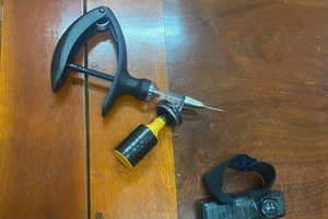 Người dùng kim tiêm đâm vào đùi nữ sinh ở Bình Dương có dấu hiệu của tội gì?