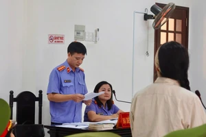 Bà Nguyễn Phương Hằng yêu cầu bị cáo Đinh Thị Lan 'buông bỏ sân si', xóa clip liên quan