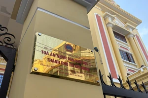 Sáng nay, tòa xét xử YouTuber Đinh Thị Lan vì loạt video liên quan bà Nguyễn Phương Hằng