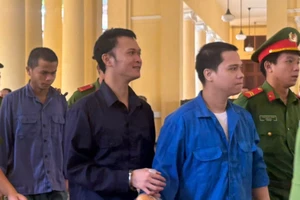 Nhóm bị cáo vận chuyển hơn 12.000 tỉ đồng trái phép sang Campuchia