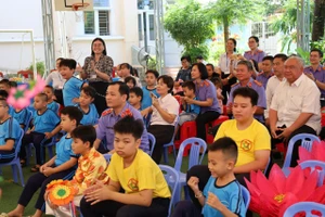 Viện trưởng VKSND TP.HCM tặng quà Tết tại Trường chuyên biệt Cần Thạnh