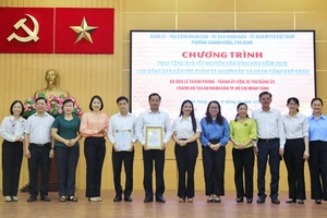Chánh án TAND TP.HCM Lê Thanh Phong trao quà Tết cho đồng bào dân tộc Chăm và người dân khó khăn