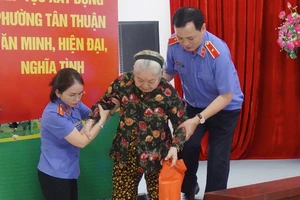 Viện trưởng VKSND TP.HCM trao quà Tết tại phường Tân Thuận