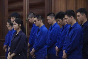 Chiếm đoạt tiền của hơn 200 chủ thẻ tín dụng, bị cáo chủ mưu bị đề nghị 20 năm tù