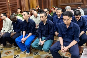 Vận chuyển trái phép hàng triệu USD, chủ tiệm vàng Đức Long bị đề nghị mức phạt tiền 3 tỉ đồng