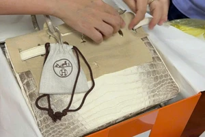 Cách thức trả giá khi tham gia đấu giá 2 túi Hermès của bà Trương Mỹ Lan