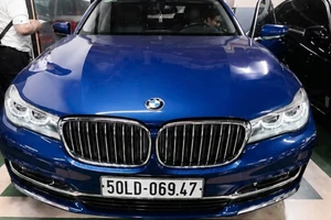 2 xe BMW và Lexus của bà Trương Mỹ Lan giảm giá lần 1