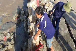 Một góc đoạn kè bị sóng đánh ở Gành Hào.